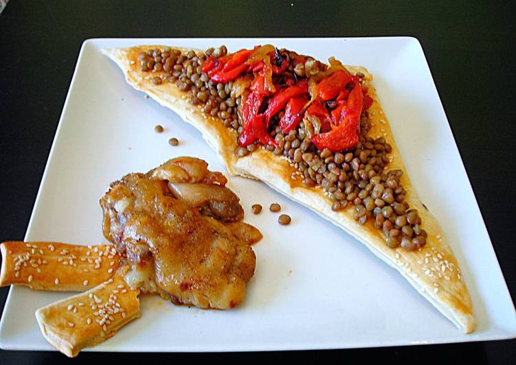Pies de cerdo con verduras sobre triángulos crujientes