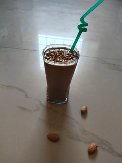 એપ્પલ કોકો મિલ્કશેઇક (Apple Coco Milkshake Recipe In Gujarati) રેસીપી મુખ્ય ફોટો