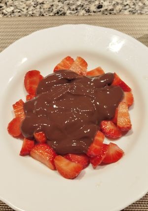 Una foto de Fresas maceradas o con chocolate y nata a tu gusto
