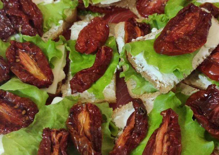 Бутерброды с вялеными томатами