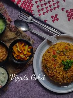 વેજીટેબલ પુલાવ (Vegetable Pulav Recipe In Gujarati) રેસીપી મુખ્ય ફોટો