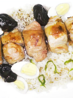 Una foto de Rollitos de lomo de cerdo con arroz seco y salsa de ciruelas