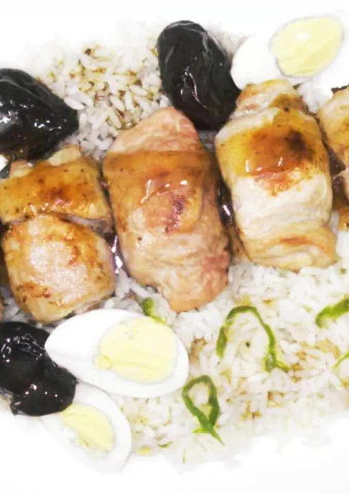 Una foto de Rollitos de lomo de cerdo con arroz seco y salsa de ciruelas