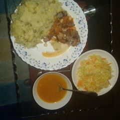 A picture of Mokimo meat stew and steamed cabagge.