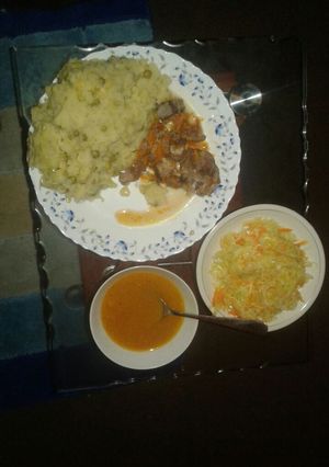 A picture of Mokimo meat stew and steamed cabagge.