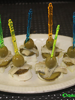 Una foto de Pinchos de huevo y boquerones