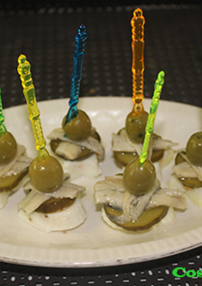 Una foto de Pinchos de huevo y boquerones