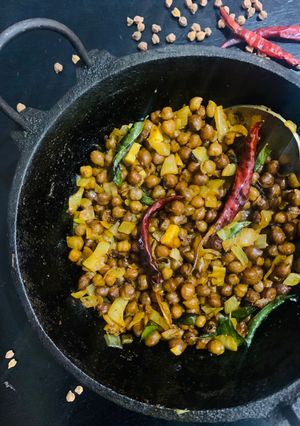 A picture of Ajwain wali kala chana (Black chickpeas with carom seeds).