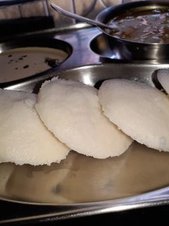 सॉफ्टइडली विथ सांबर और पीनट चटनी(बिना लहसुन- प्याज की)। रेसिपी मुख्य फोटो