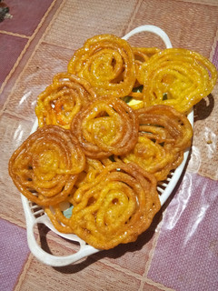 बिना दही के रसीली जलेबी (Bina dahi ki jalebi recipe in Hindi) रेसिपी मुख्य फोटो