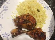 Una foto de pollo asado con soja y miel