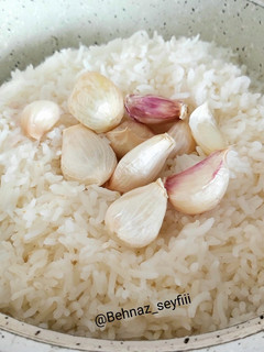 عکسی از دستور دم کردن برنج با سیر 🧄
