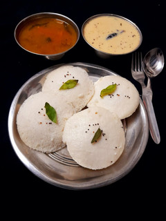 सूजी की इडली (sooji ki idli recipe in Hindi) रेसिपी मुख्य फोटो