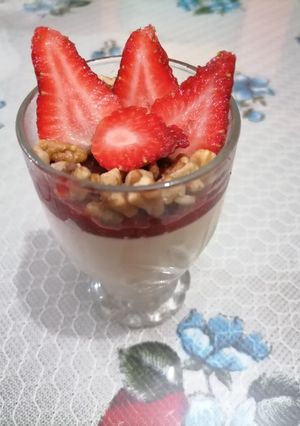 Una foto de Panna cotta de vainilla y coulis de fresa 🍓