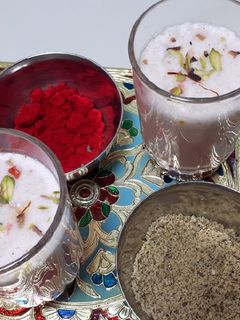રોઝ ઠંડાઈ (Rose Thandai Recipe In Gujarati) રેસીપી મુખ્ય ફોટો