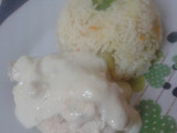 Pechuga rellena con queso y jamón con salsa blanca con champiñón