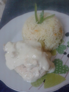 Una foto de Pechuga rellena con queso y jamón con salsa blanca con champiñón