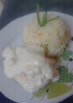Una foto de Pechuga rellena con queso y jamón con salsa blanca con champiñón