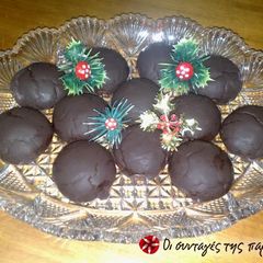 A picture of Chocolate kourabiedes.