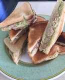 Sándwich de aguacate con atún al oliva