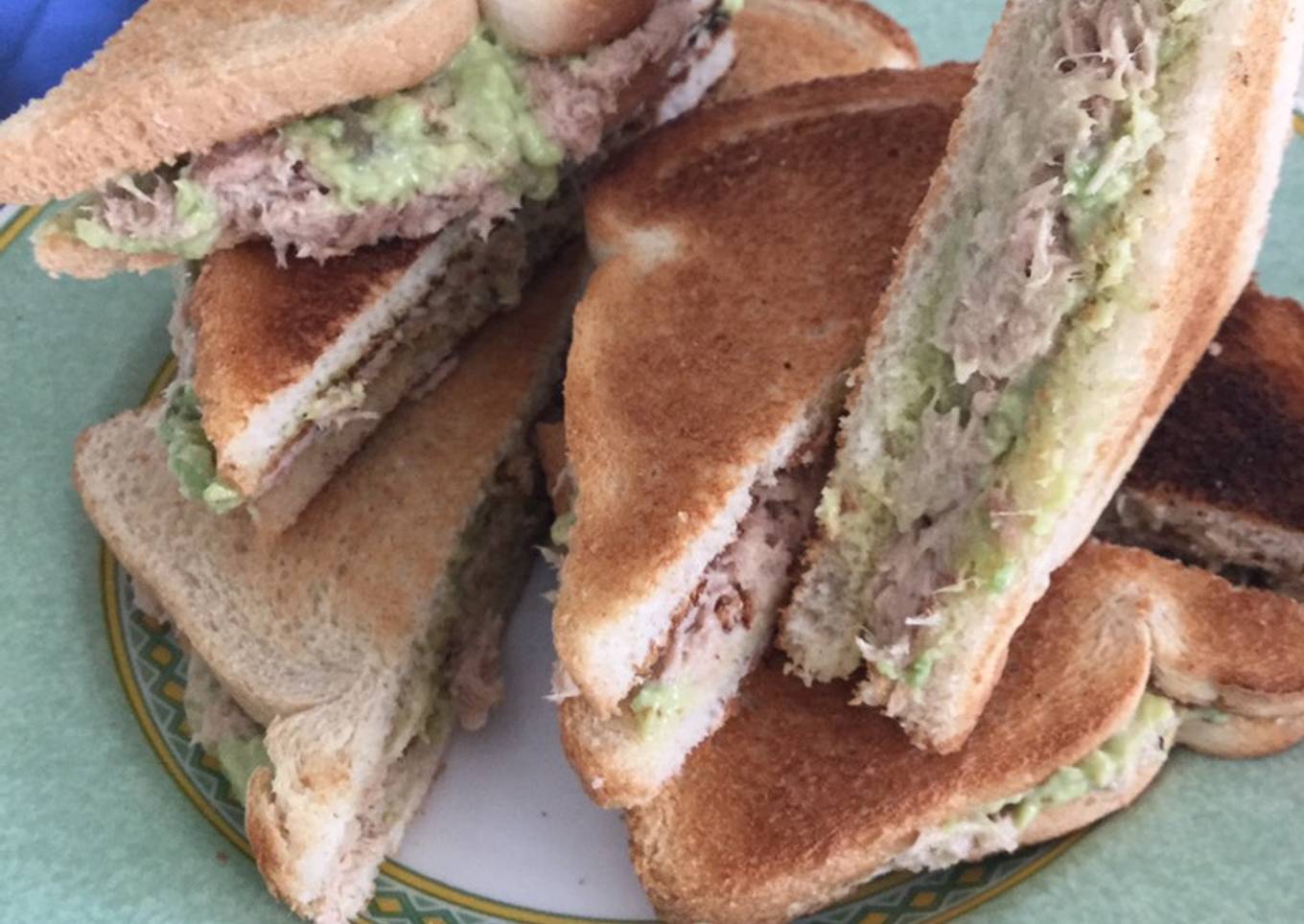 Sándwich de aguacate con atún al oliva