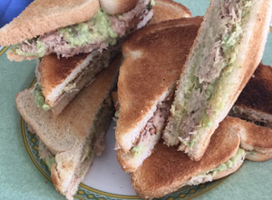 Una foto de Sándwich de aguacate con atún al oliva