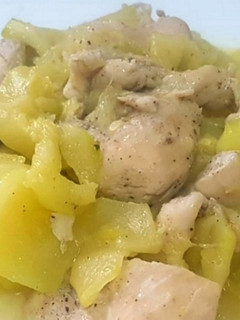 Una foto de Pollo salteado con calabacín