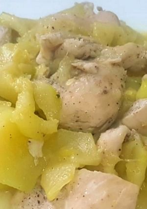 Una foto de Pollo salteado con calabacín