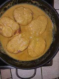 Una foto de Roti de pollo relleno de huevo y bacon en salsa