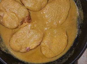 Una foto de Roti de pollo relleno de huevo y bacon en salsa