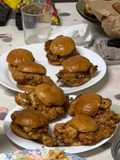 Hamburguesas de Pollo Frito con Salsa de Miel y Chipotle