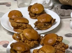 Foto principal de Hamburguesas de Pollo Frito con Salsa de Miel y Chipotle