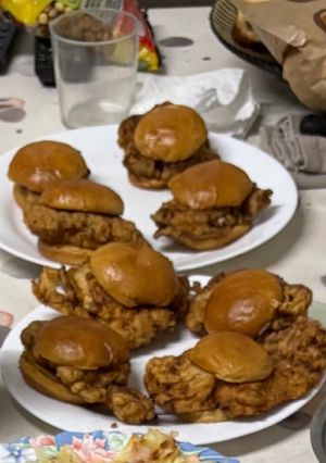 Una foto de Hamburguesas de Pollo Frito con Salsa de Miel y Chipotle