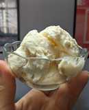 Sorvete de coco com banana e paçoquinha vegano