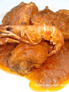 Una foto de Pollo con "escamarlans" (cigalas)
