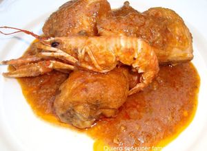 Una foto de Pollo con "escamarlans" (cigalas)