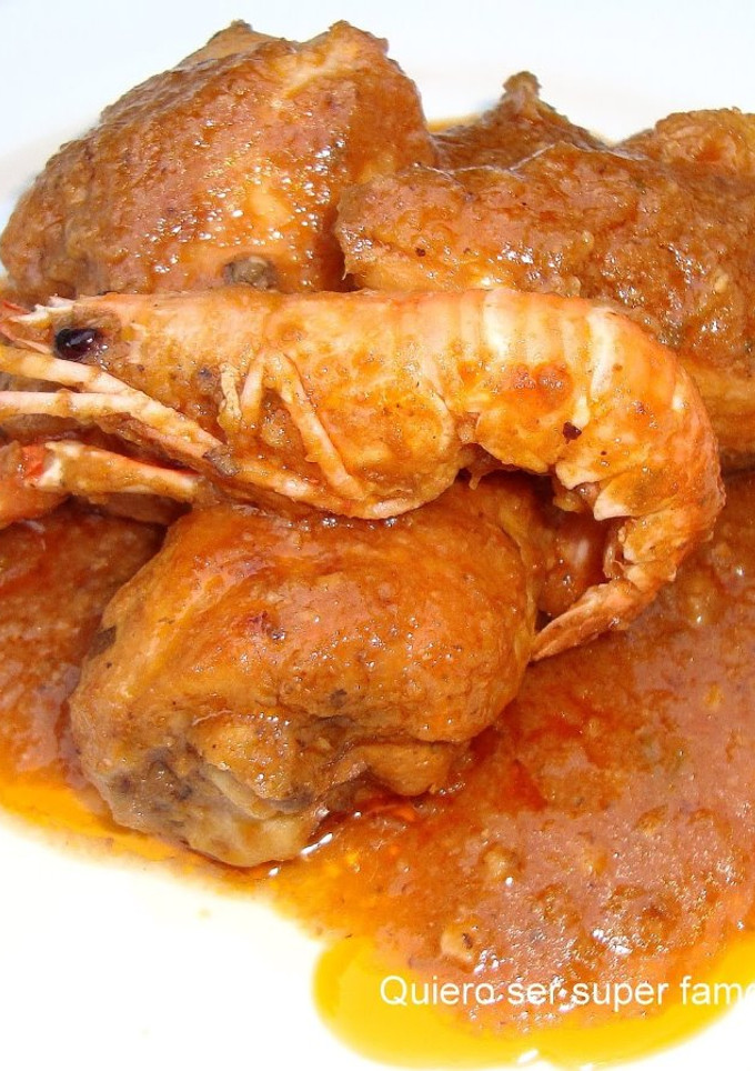 Una foto de Pollo con "escamarlans" (cigalas)
