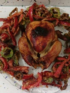 Una foto de Pollo asado con anís y pimientos fritos con tempura
