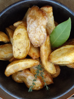 Una foto de Patatas nuevas, fritas en aceite de pistacho, al laurel y al romero