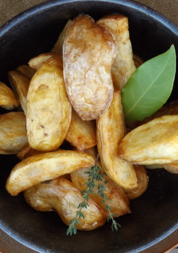 Una foto de Patatas nuevas, fritas en aceite de pistacho, al laurel y al romero