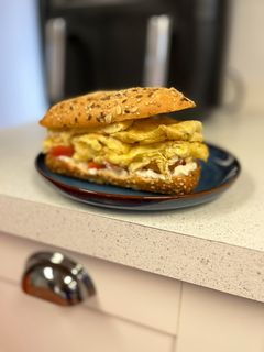 Una foto de Bocata de tortilla francesa con parmesano ¡un descubrimiento!