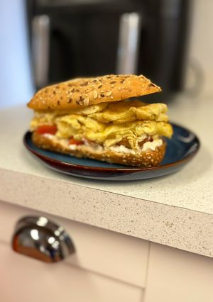 Una foto de Bocata de tortilla francesa con parmesano ¡un descubrimiento!