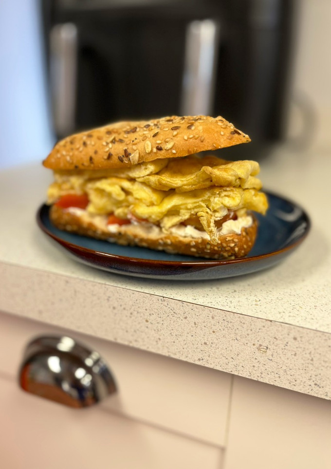Una foto de Bocata de tortilla francesa con parmesano ¡un descubrimiento!
