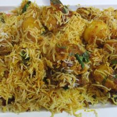 A picture of Chicken tikka biryani.
