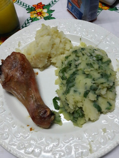 Una foto de Pollo al horno con puré de papas y espinaca