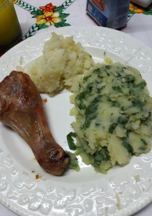 Una foto de Pollo al horno con puré de papas y espinaca
