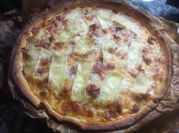 Una foto de quiche de jamón serrano y queso