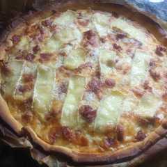 Una foto de Quiche de Alcachofa, Jamón, Cebolla Caramelizada y Brie