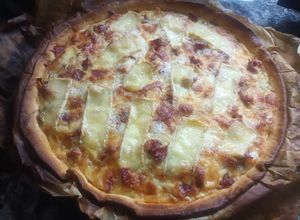 Foto principal de Quiche de Alcachofa, Jamón, Cebolla Caramelizada y Brie