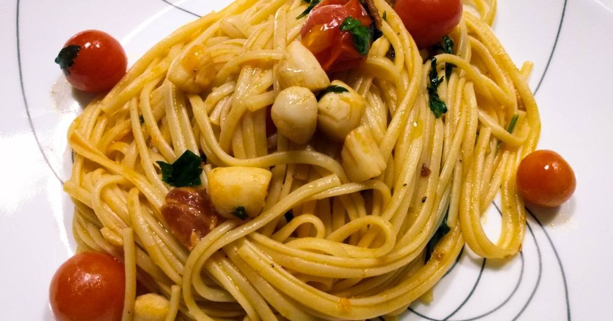 Linguine with bay scallops, bacon, and tomatoes Recipe by Robert Gonzal